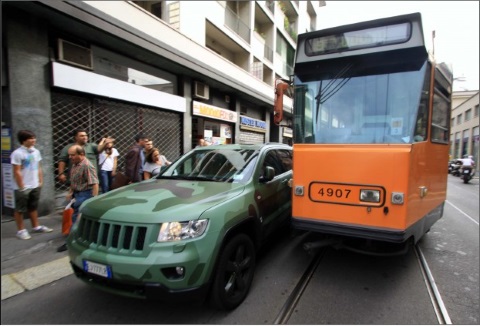 suv-lapo-blocca-tram-repubblicait (61K)